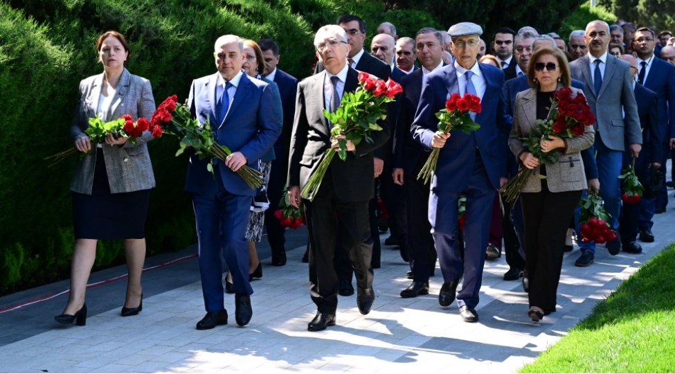 yap-in-numayendeleri-ulu-onder-heyder-eliyevin-mezarini-ziyaret-edibler