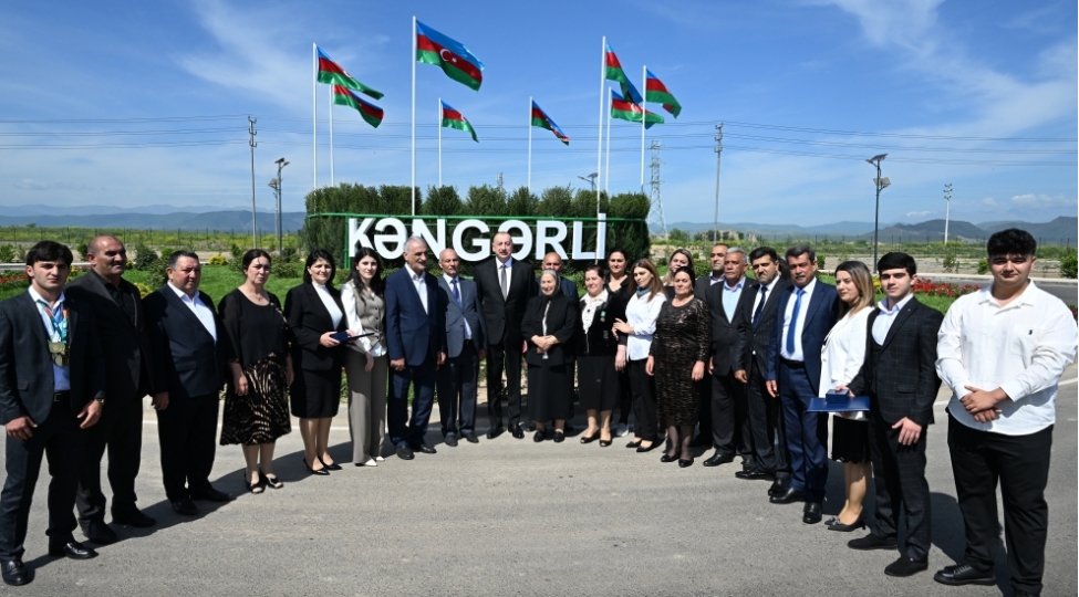 prezident-ilham-eliyev-agdamin-kengerli-kendine-kochen-sakinlerle-gorushub-onlara-evlerin-acharlarini-teqdim-edib