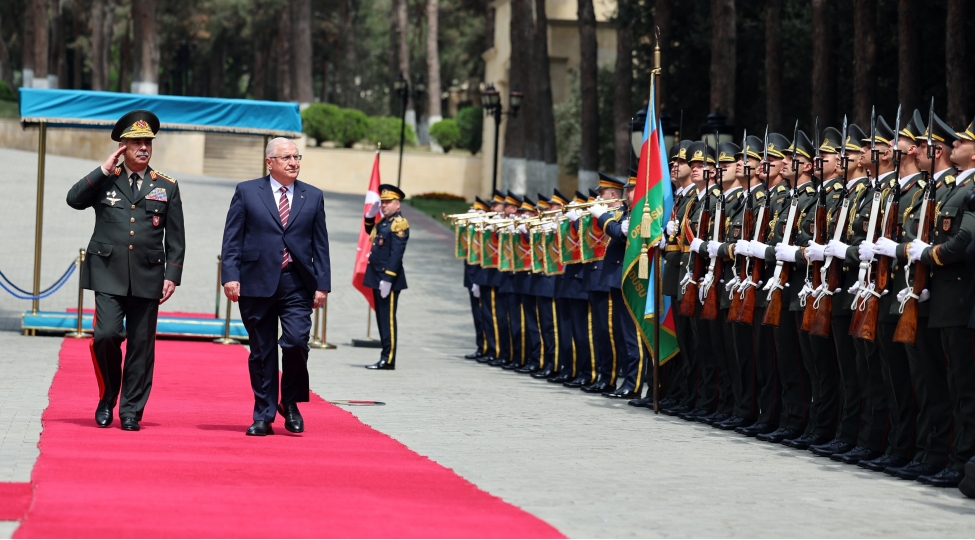 azerbaycan-ve-turkiye-mudafie-nazirleri-gorushub-foto