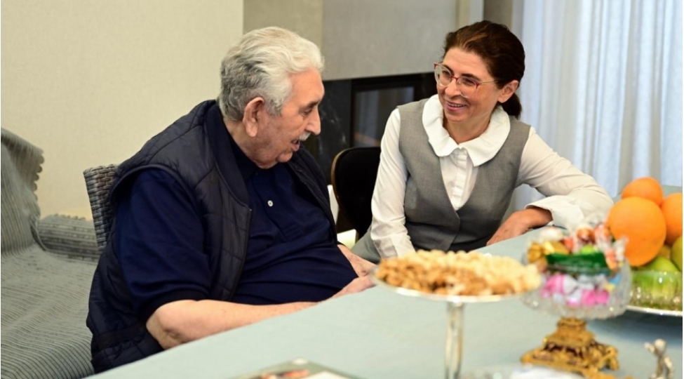 xalq-artisti-arif-babayeve-heyder-eliyev-mukafati-teqdim-olunub