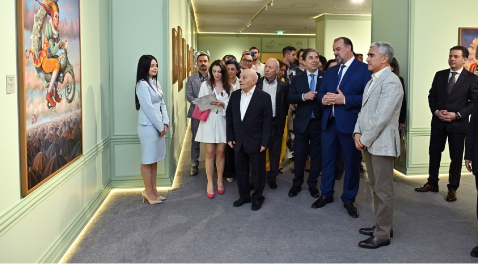 heyder-eliyev-merkezinde-braziliyali-ressam-luiz-de-souzanin-sergisinin-achilishi-olub