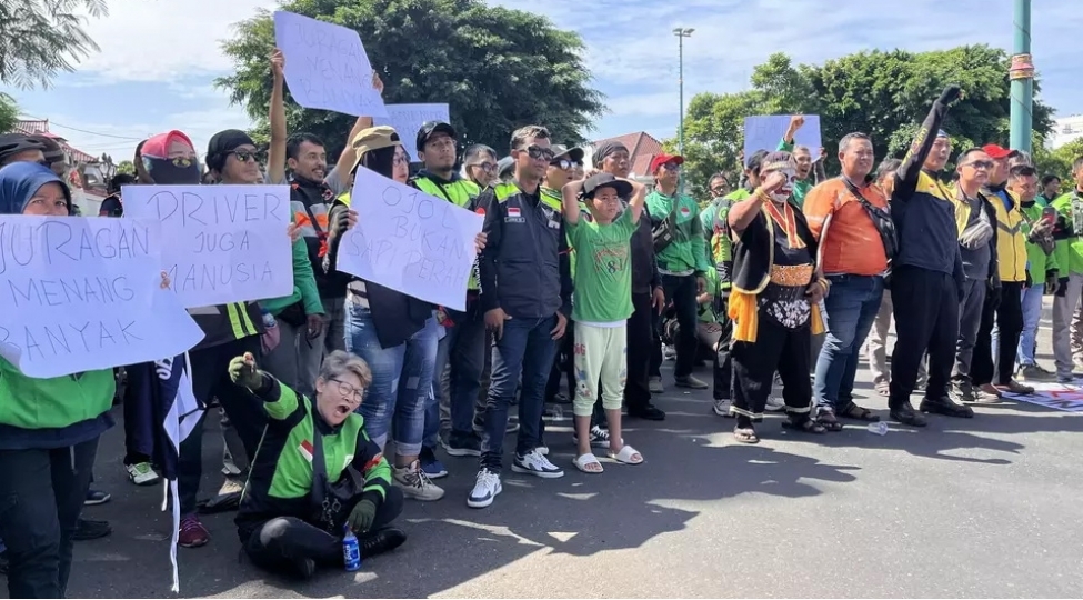 indoneziyada-onlayn-sifarishle-ishleyen-taksi-suruculerinin-tetili-bashlayib