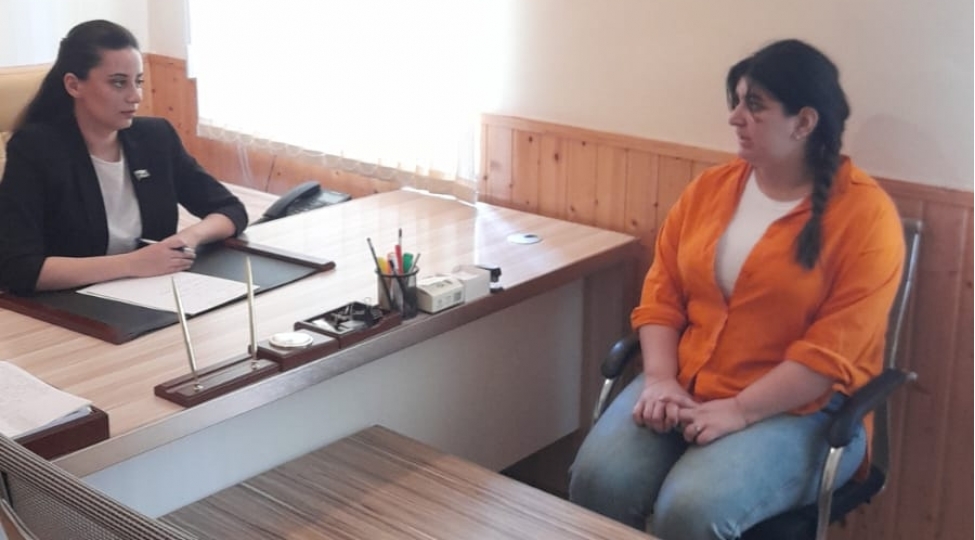 milli-meclisin-deputati-sechicilerle-gorushub
