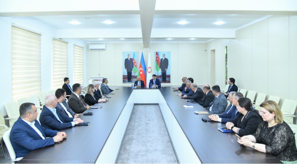 bmu-ile-atiahi-arasinda-muzakire-formatinda-gorush-kechirilib-foto