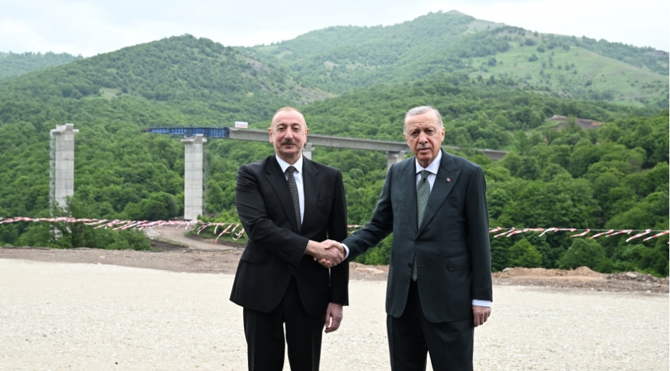azerbaycan-ve-turkiye-prezidentleri-kelbecer-lachin-avtomobil-yolunda-gorulen-tikinti-ishleri-ile-tanish-olublar-yenilenib
