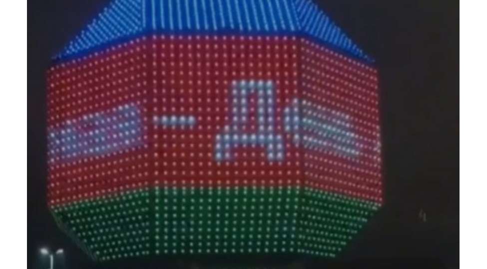 belarus-milli-kitabxanasi-musteqillik-gunu-munasibetile-azerbaycanin-uchrengli-bayraginin-renglerine-boyanib