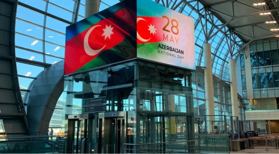domodedovo-aeroportunda-azerbaycanin-musteqillik-gunu-munasibetile-led-paneller-qurashdirilib