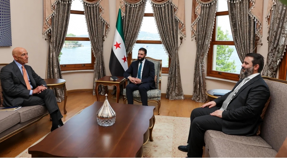 absh-numayendesi-suriyadaki-sefirin-iqametgahi-uzerinde-amerika-bayragini-qaldirib