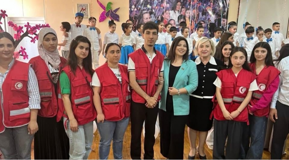 deputat-sebine-salmanovanin-teshebbusu-ile-saglamliq-imkanlari-mehdud-ushaqlara-hediyyeler-verilib
