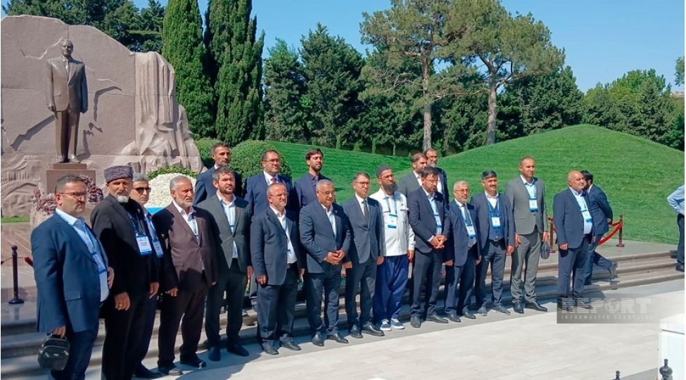 turkiye-ve-gurcustanin-din-xadimleri-bakida-fexri-xiyabani-ziyaret-edibler