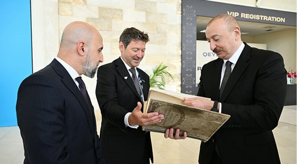 prezidente-kitab-hediyye-edildi-foto