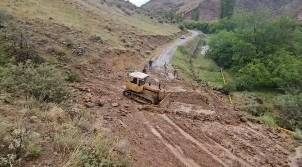 sel-sulari-ordubadin-tivi-kendinin-yolunu-yararsiz-veziyyete-salib