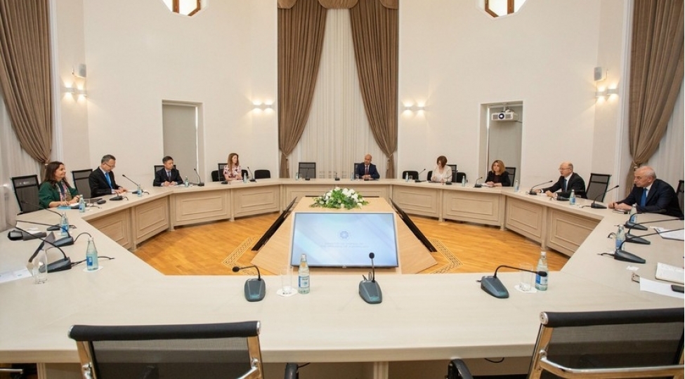 azerbaycan-adb-ile-tebii-qaz-layiheleri-uzre-emekdashligi-muzakire-edib-yenilenib