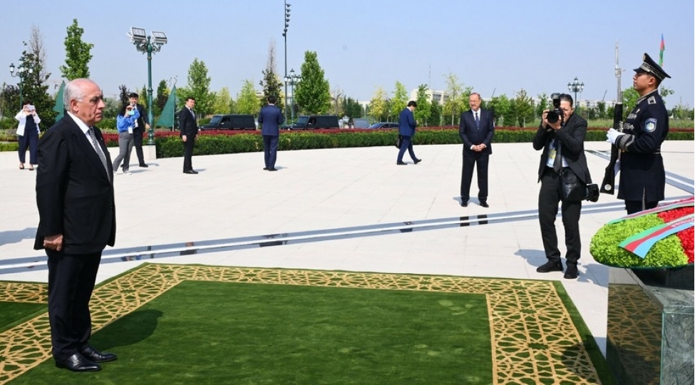 eli-esedov-dashkendde-musteqillik-abidesini-ziyaret-edib