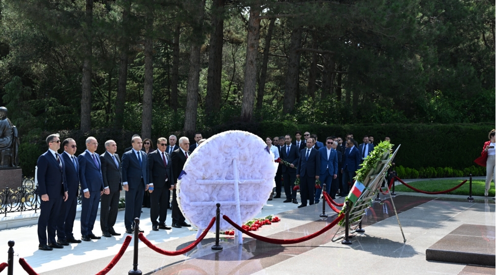 shushada-kechirilecek-beynelxalq-konfrans-ishtirakchilari-ulu-onderin-mezarini-ziyaret-edibler-foto