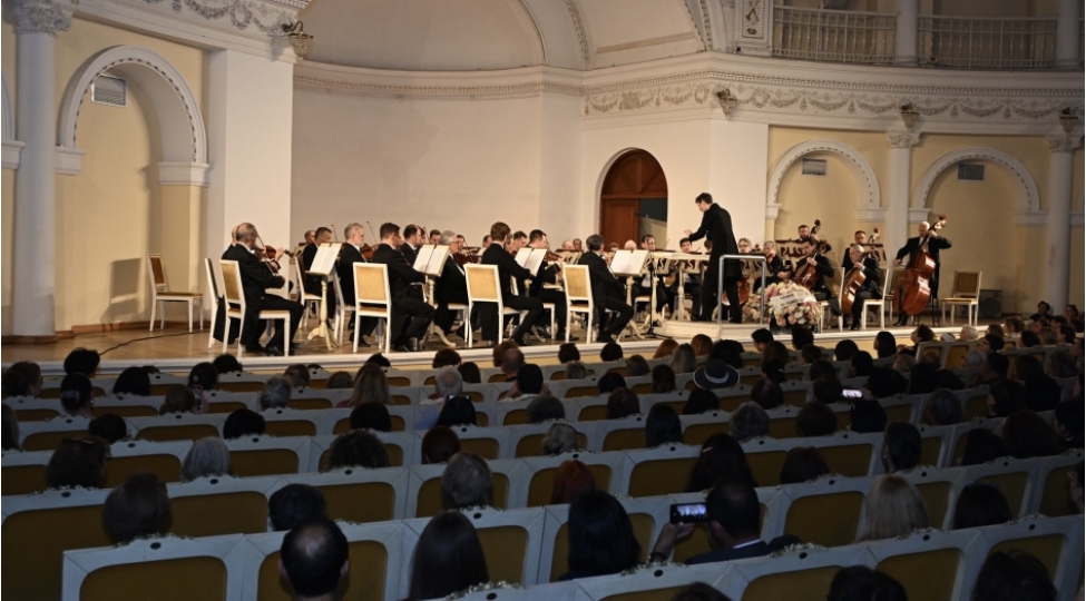chaykovski-adina-dovlet-akademik-boyuk-simfonik-orkestri-filarmoniyada-konsert-proqrami-ile-chixish-edib