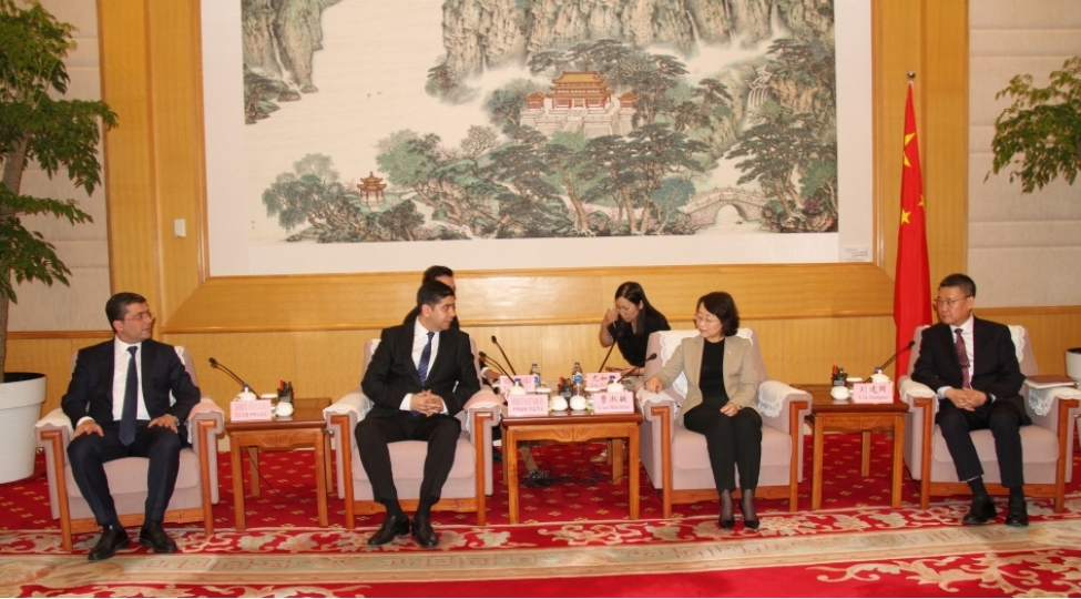 azerbaycan-ile-chin-arasinda-radio-ve-televiziya-yayimi-sahesinde-emekdashliq-haqqinda-memorandum-imzalanib