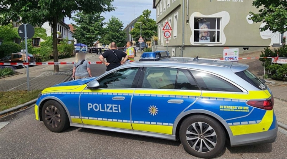 almaniyada-polis-emekdashina-bichaqla-hucum-eden-shexs-zerersizleshdirilib