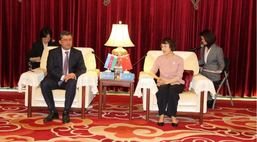 azerbaycan-numayende-heyeti-chin-media-qrupda-ve-chin-kommunikasiya-universitetinde-olub