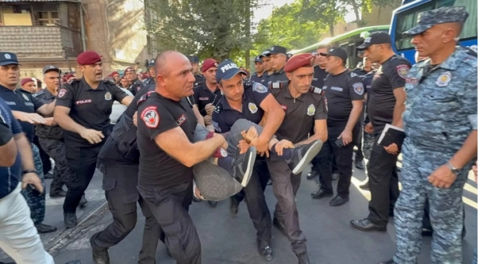 ermenistanda-arxiyepiskop-mikael-acapaxyanin-20-den-chox-terefdari-saxlanilib