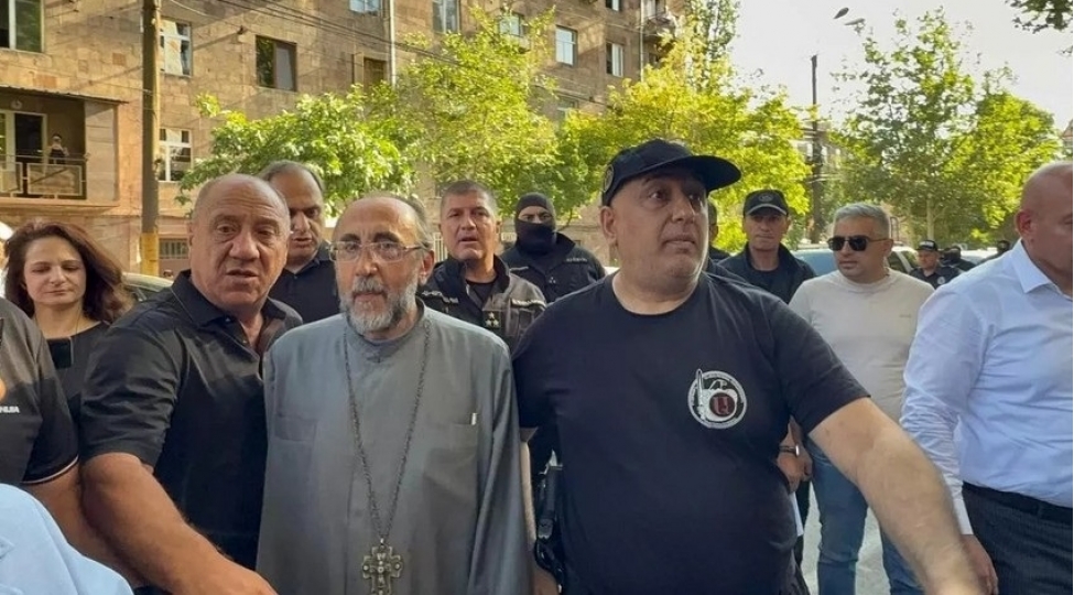 ermenistanda-arxiyepiskop-mikael-acapaxyan-istintaq-komitesine-gelib-ve-saxlanilib