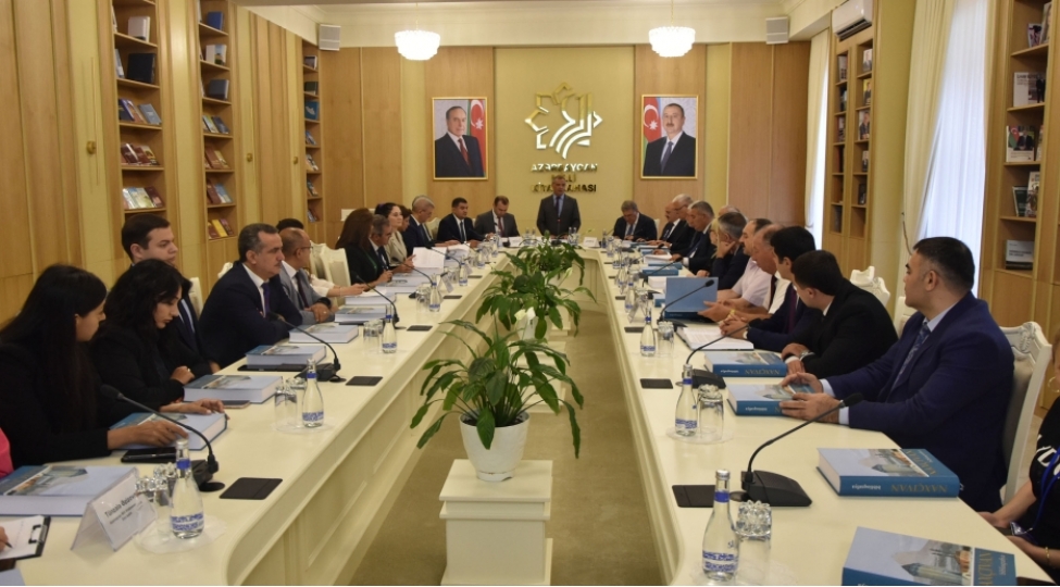 milli-kitabxanada-naxchivan-biblioqrafiya-kitabinin-teqdimati-olub-foto