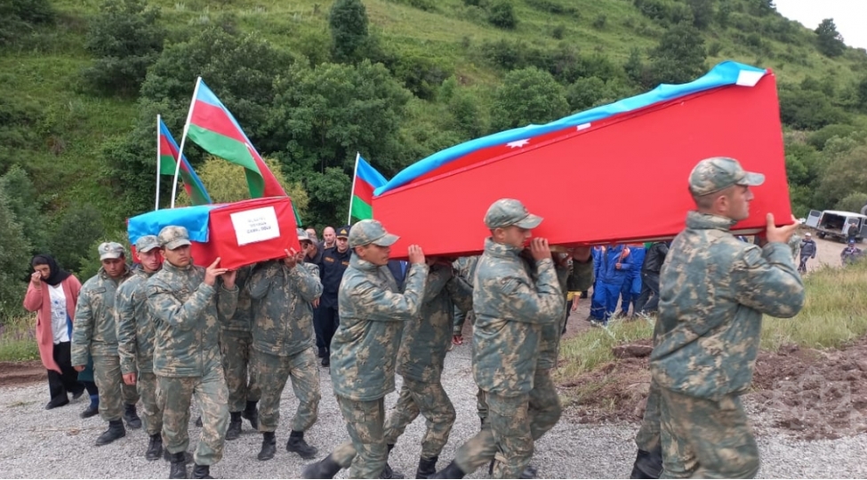 shexsiyyetleri-mueyyenleshdirilen-shehidlerle-kelbecerde-vida-merasimi-kechirilir