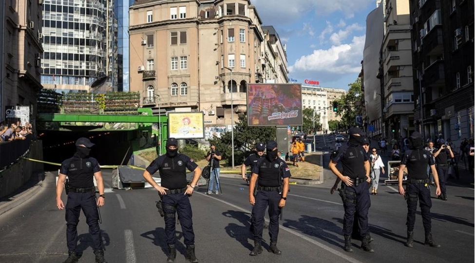 serbiya-polisi-yollardaki-barrikadalari-sokub-18-nefer-saxlanilib