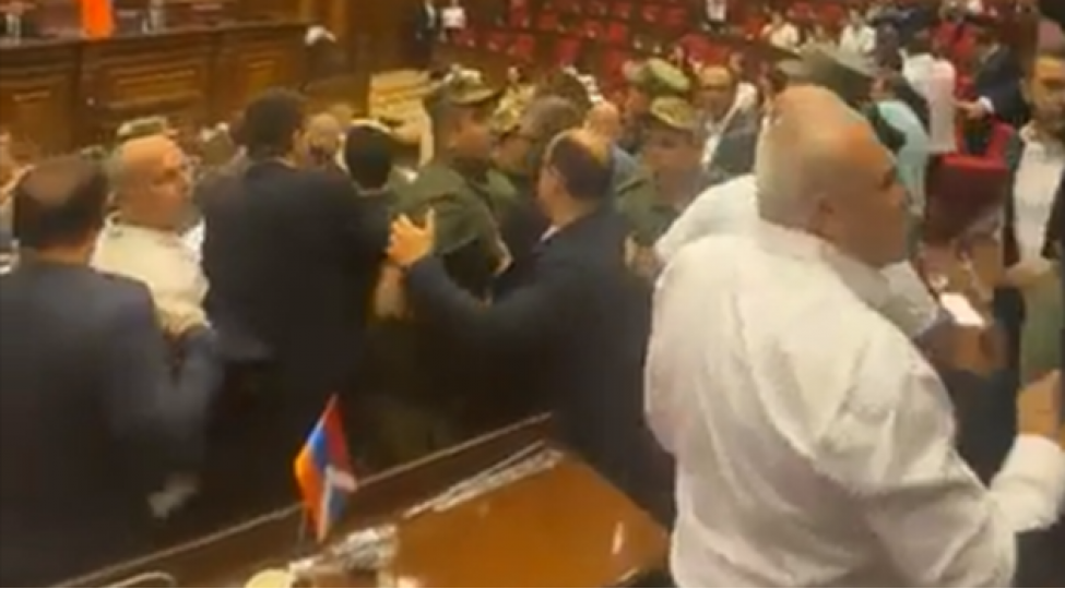 ermenistan-parlamentinde-deputatlar-elbeyaxa-oldular