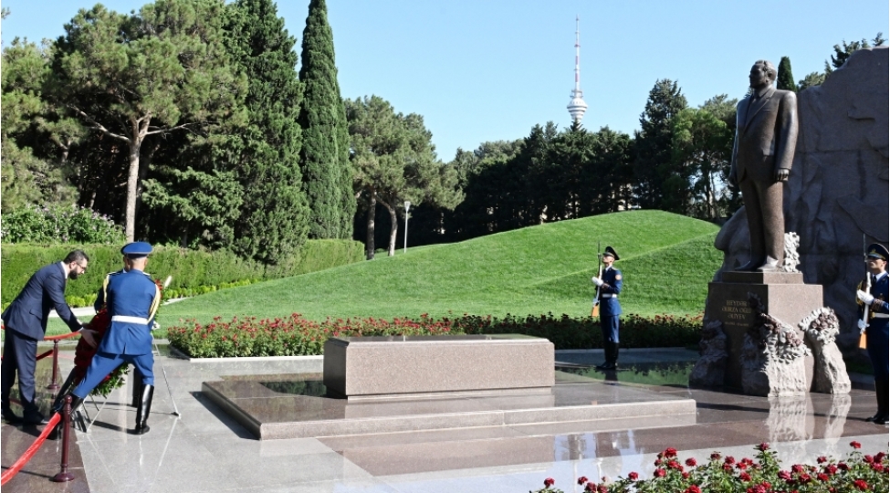 suriyanin-kechid-dovru-prezidenti-fexri-xiyabanda-ulu-onder-heyder-eliyevin-mezarini-ziyaret-edib