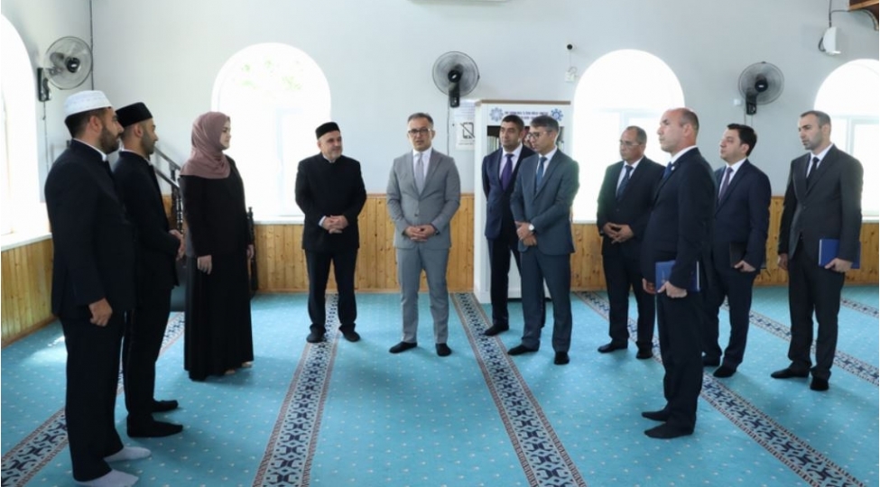 dovlet-komitesinin-sedri-agsu-sheherinde-mescidlerin-fealiyyeti-ile-tanish-olub