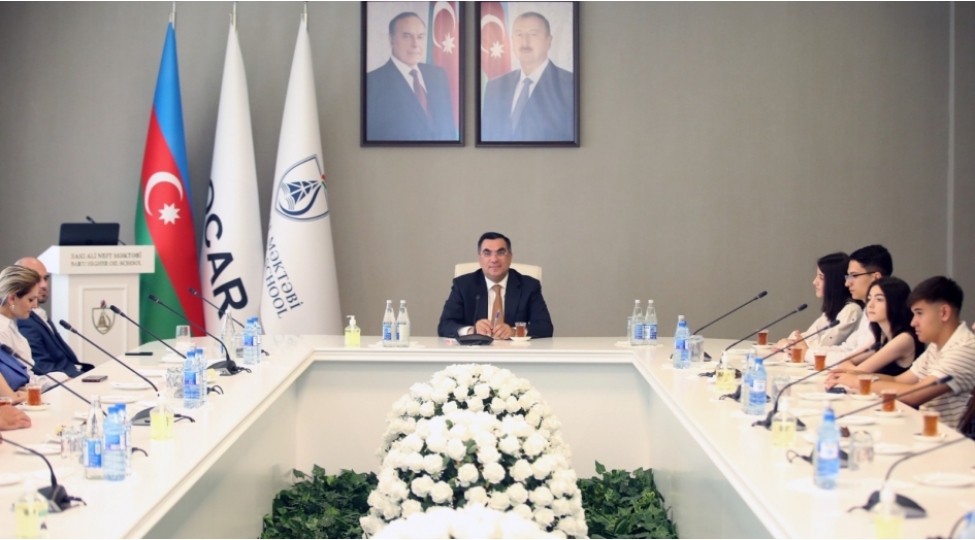 rektor-banm-de-tehsil-almaq-isteyen-abituriyentlerle-gorushub