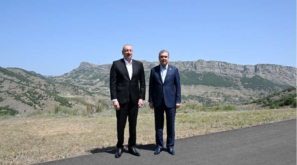 prezident-ilham-eliyev-ve-qurbanqulu-berdimehemmedov-shusha-rayonunun-dashalti-kendinin-fonunda-shekil-chekdiribler