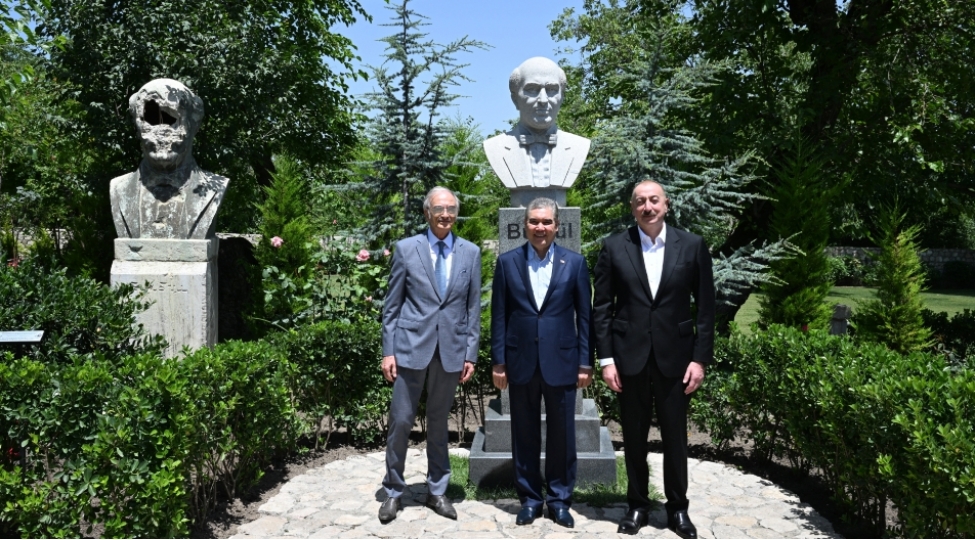 prezident-ilham-eliyev-ve-turkmenistan-xalq-meslehetinin-sedri-shushada-bulbulun-ev-muzeyinde-olublar