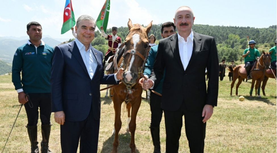 qurbanqulu-berdimehemmedova-cidir-duzunde-dostluq-adli-qarabag-ati-hediyye-edilib