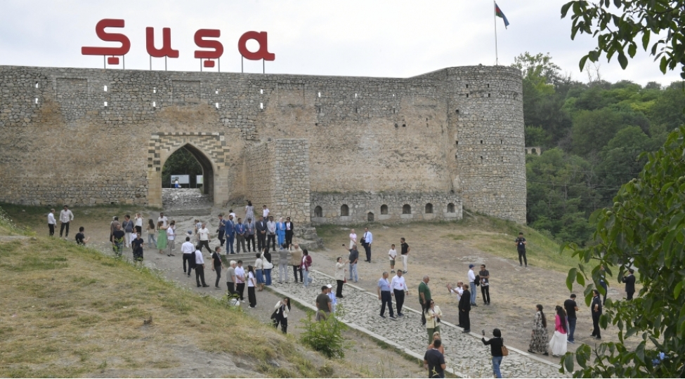 shusha-qlobal-media-forumunun-ishtirakchilari-shusha-sheherinin-tarixi-mekanlari-ile-tanish-olublar