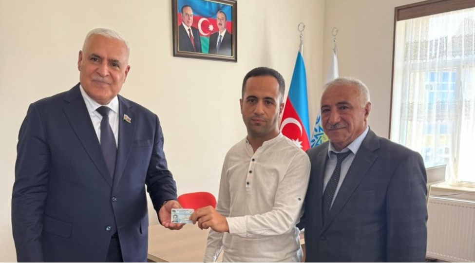 ordubadda-yap-siralarina-yeni-daxil-olanlara-partiyanin-uzvluk-vesiqeleri-teqdim-edilib-foto