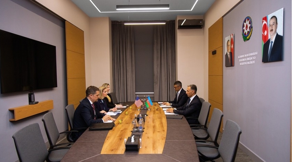 azerbaycan-absh-ile-orta-dehliz-uzerinden-dashimalarin-perspektivlerini-muzakire-edib