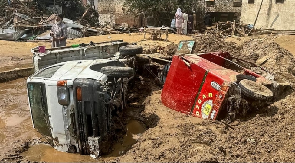 pakistanin-shimalinda-bash-veren-dashqinlar-neticesinde-olenlerin-sayi-350-ni-otub