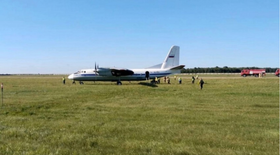 rusiyada-icherisinde-40-sernishinin-oldugu-teyyare-aeroportda-uchush-enme-zolagindan-kenara-chixib