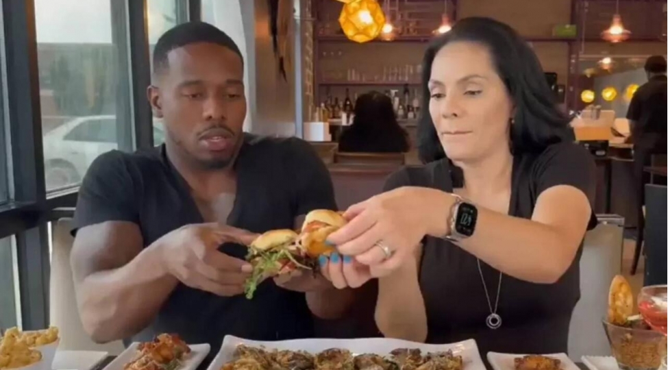 restoranda-yemek-yeyerken-bashlarina-ish-geldi-video