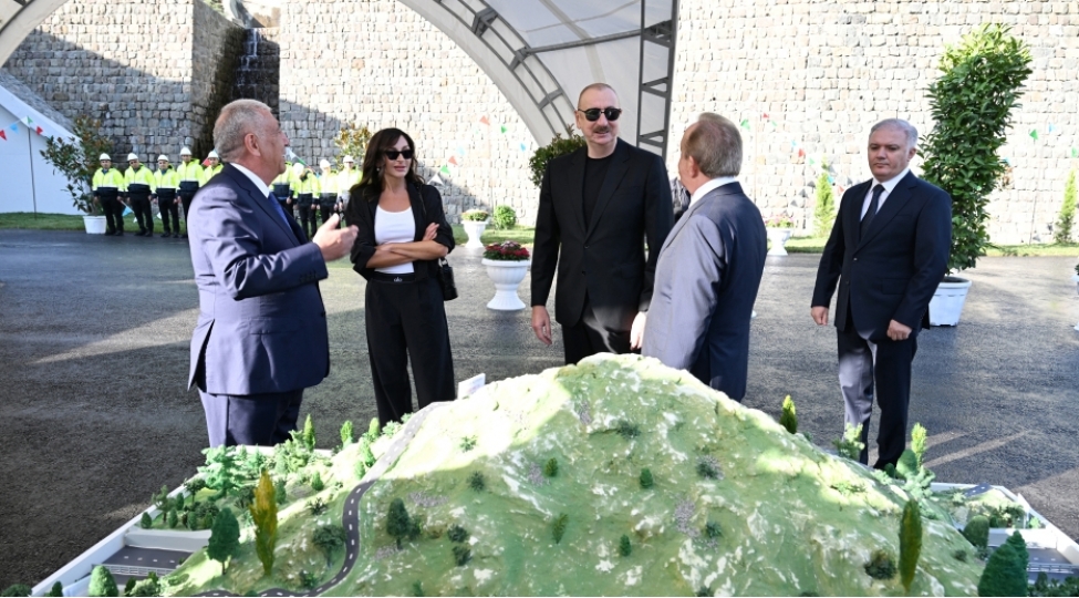 kelbecer-sheheri-indi-dunyanin-en-gozel-menzereli-sheherlerinden-birine-chevrilir-tehlil
