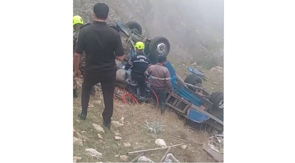 qubaya-film-chekmek-uchun-geden-chekilish-heyetinin-avtomobili-dereye-ashib-olen-ve-yaralanan-var