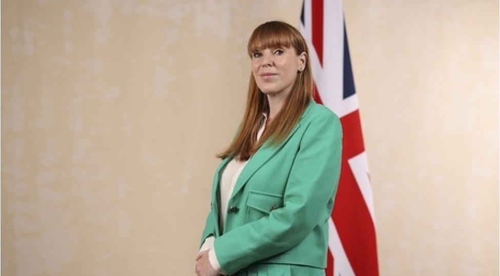 kiv-britaniyanin-bash-nazirinin-muavini-vergi-qalmaqali-sebebinden-istefa-verib