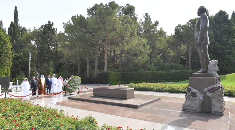 behreyn-numayendeler-shurasinin-bash-katibi-ulu-onderin-mezarini-ve-shehidler-xiyabanini-ziyaret-edib