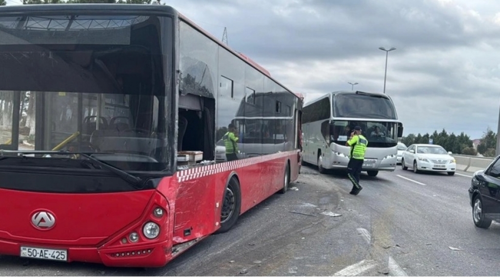 baki-quba-yolunda-yuk-mashini-ile-sernishin-avtobusu-toqqushub-xesaret-alanlar-var