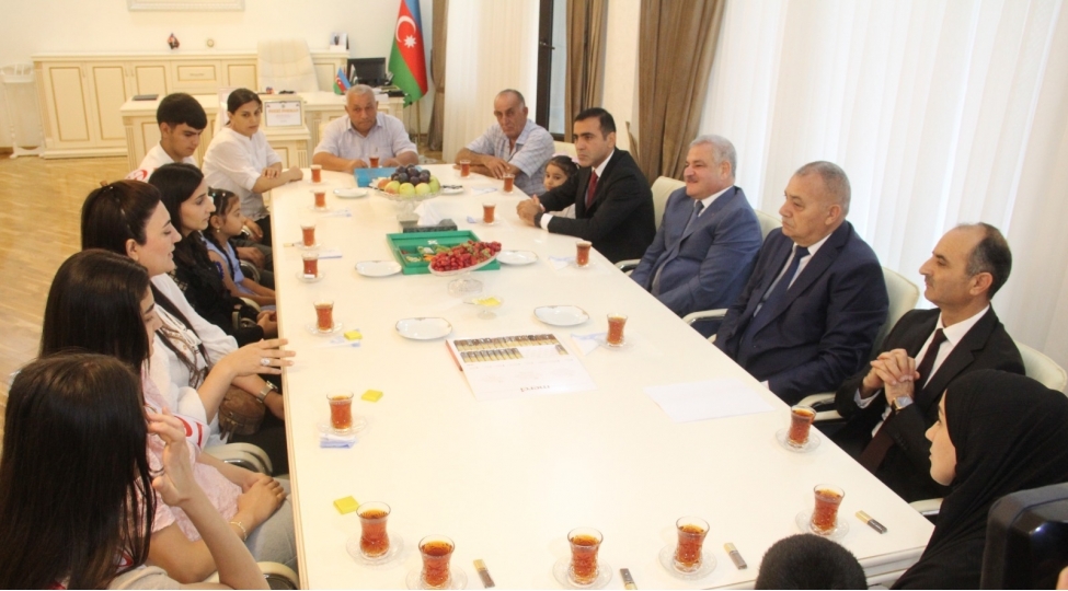 terterde-telebe-adi-qazanan-ve-birinci-sinfe-geden-shehid-ovladlari-ile-gorush-olub
