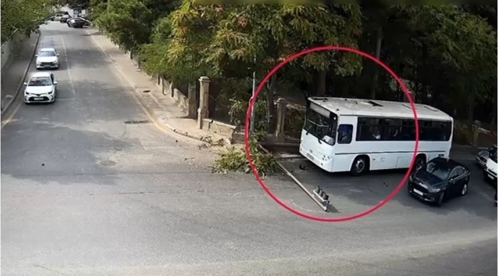 surucu-diqqetsizliyi-svetoforun-yararsiz-veziyyete-dushmesine-sebeb-oldu