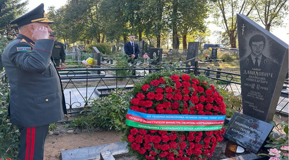 kerim-veliyev-belarusda-azerbaycanin-milli-qehremaninin-mezarini-ziyaret-edib