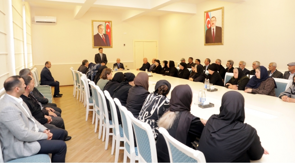 agalar-veliyev-xachmazda-ehsan-merasimi-teshkil-edib-ve-shehid-ailelerine-maliyye-desteyi-gosterib-foto